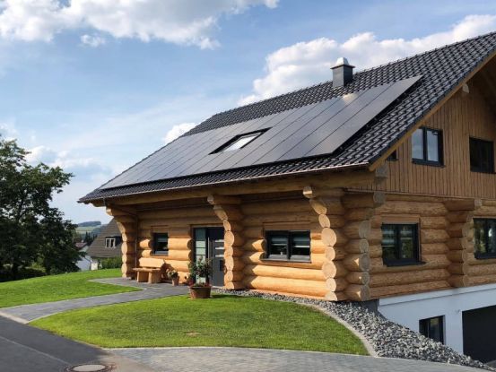 Gepflegtes Naturstammhaus im Frühjahr