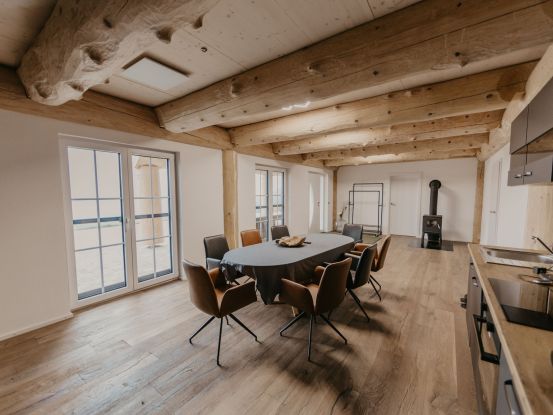 Der Innenausbei eines Blockhauses