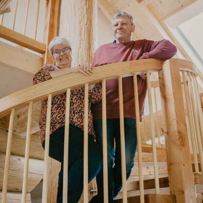Familie Dreher auf Treppe in Ihrem Blockhaus