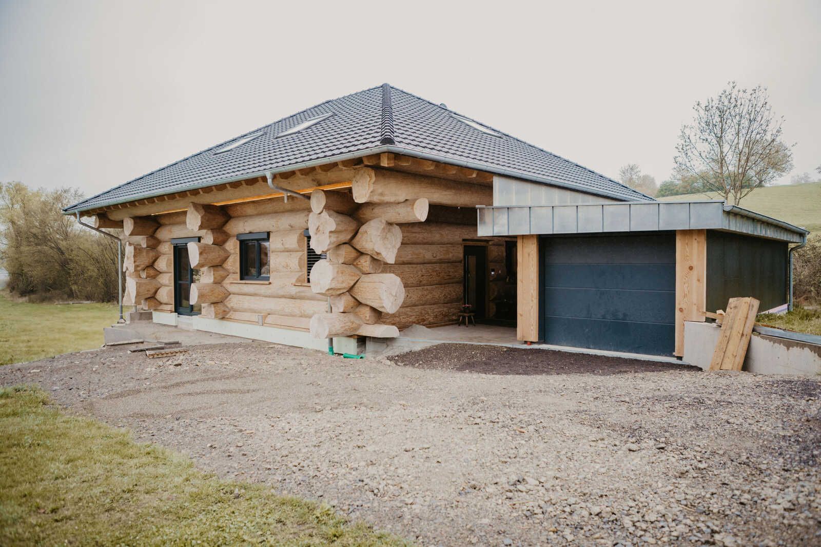 Moderne Küche in einem Blockhaus