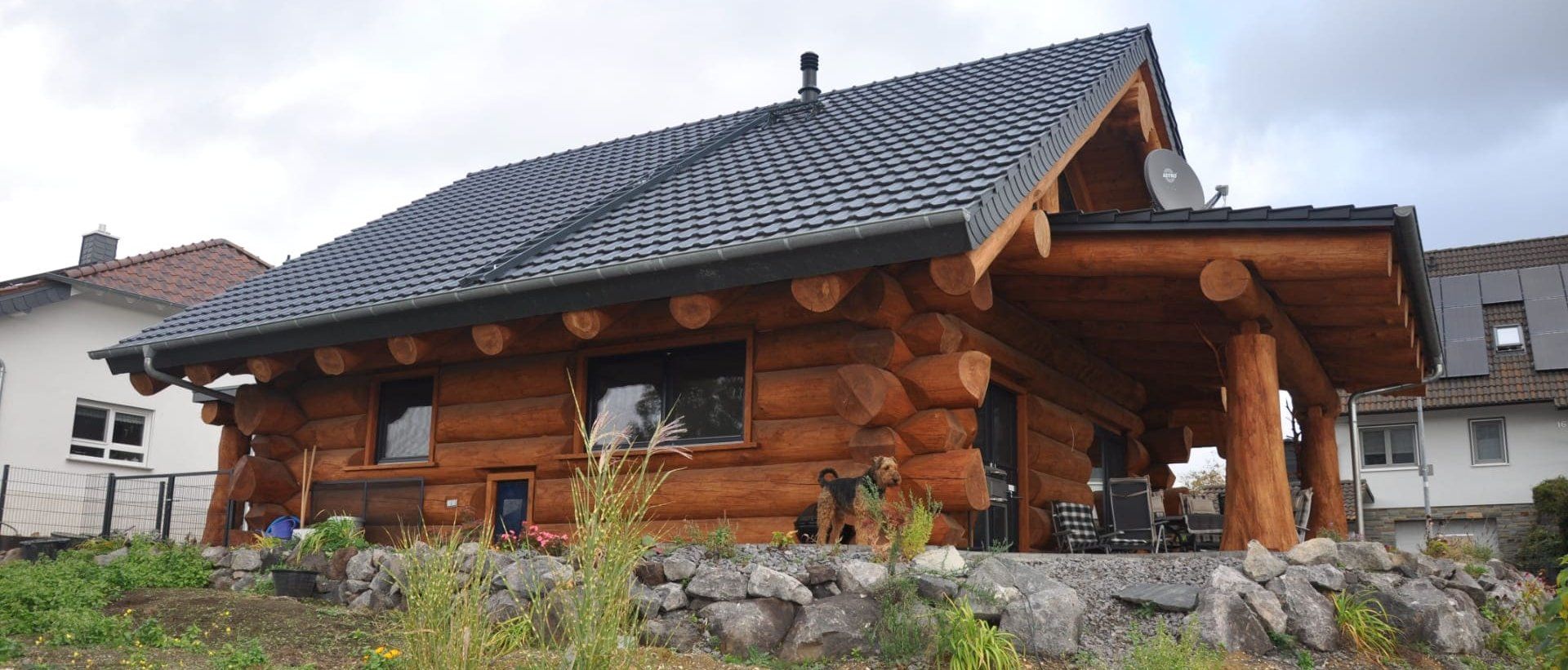 Moderne Küche in einem Blockhaus