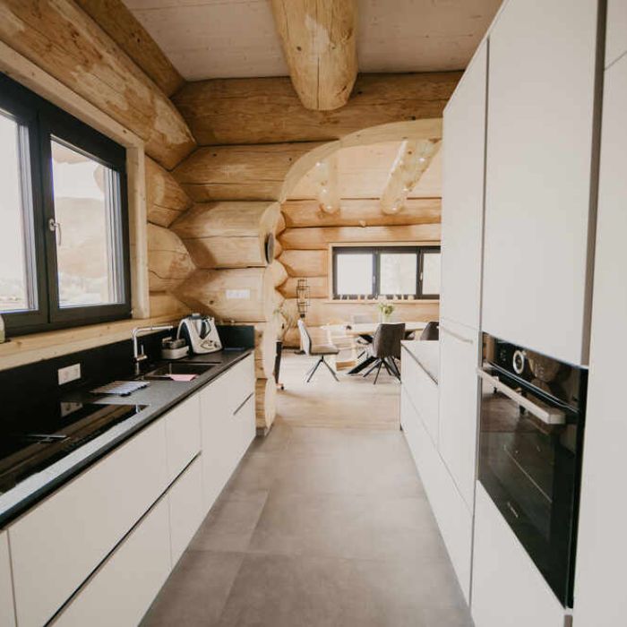Moderne Küche im Blockhaus
