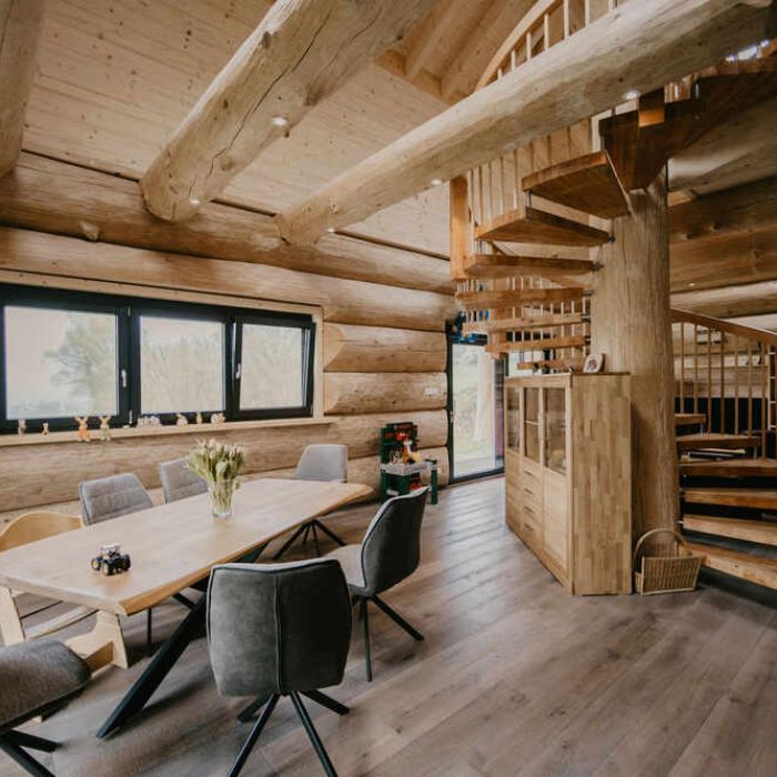 Gemütlicher Wohnraum im Blockhaus