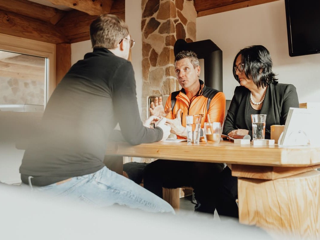 Mitarbeiter bei der Beratung zum Blockhausbau