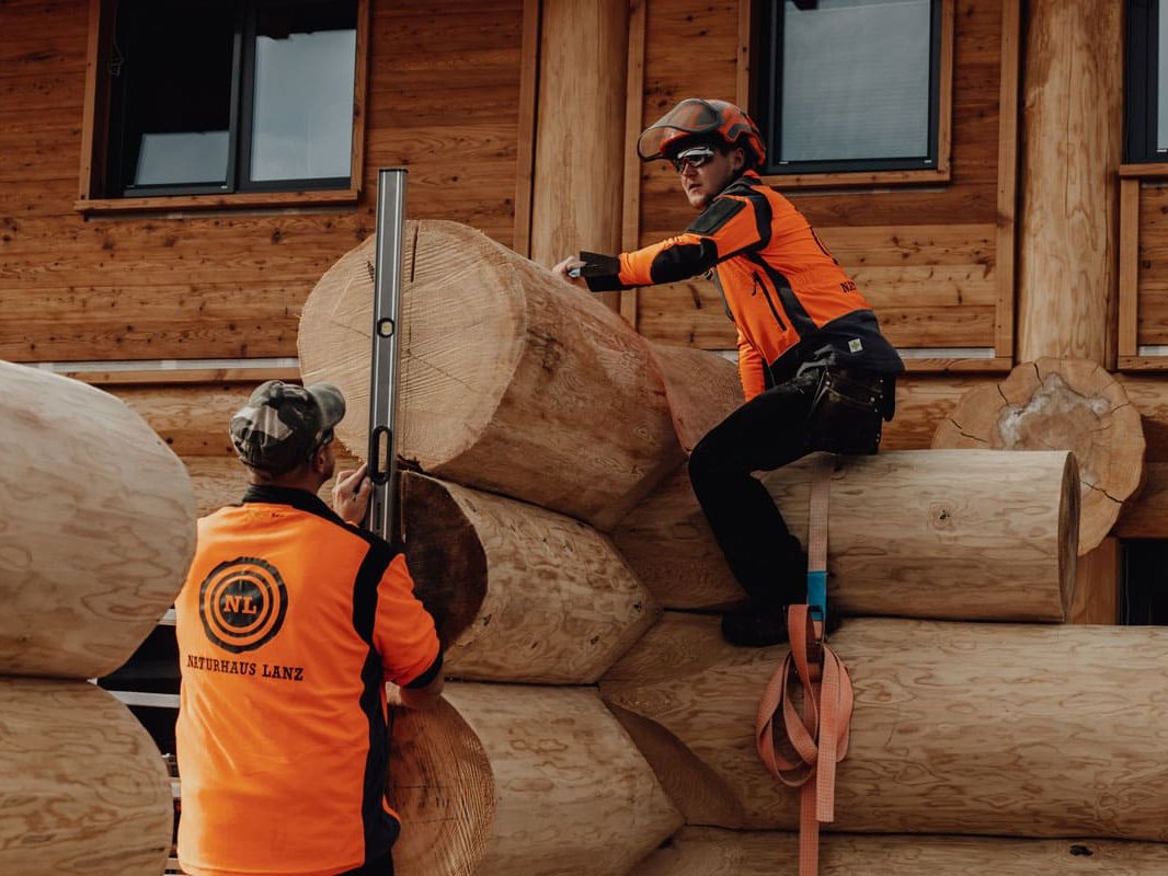 Mitarbeiter beim Bau eines Blockhauses