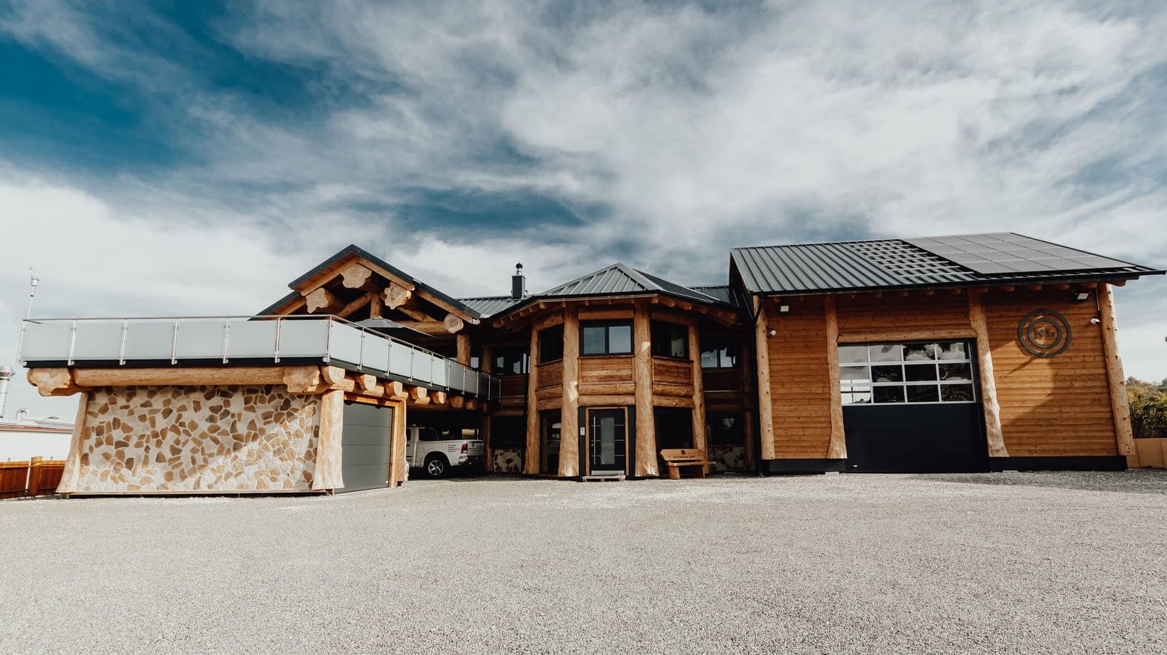 Blockhaus-Geschäftsgebäude von Naturhaus Lanz in Post & Beam Bauweise