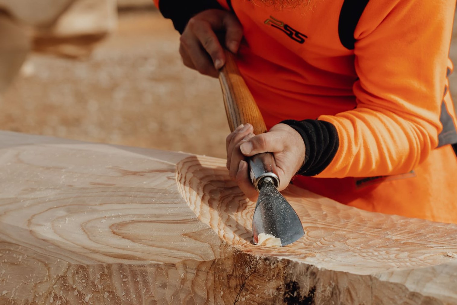 Mitarbeiter beim bearbeiten eines Baumstammes