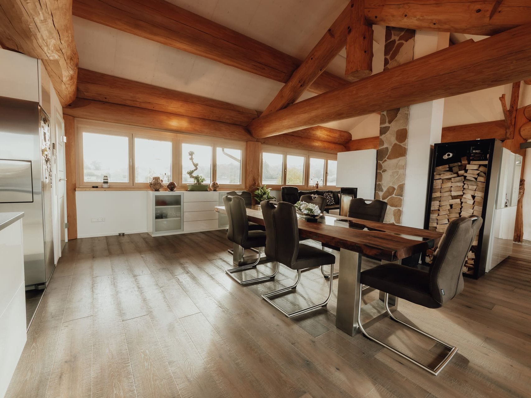 Eingerichtetes Esszimmer in einem Naturstammhaus