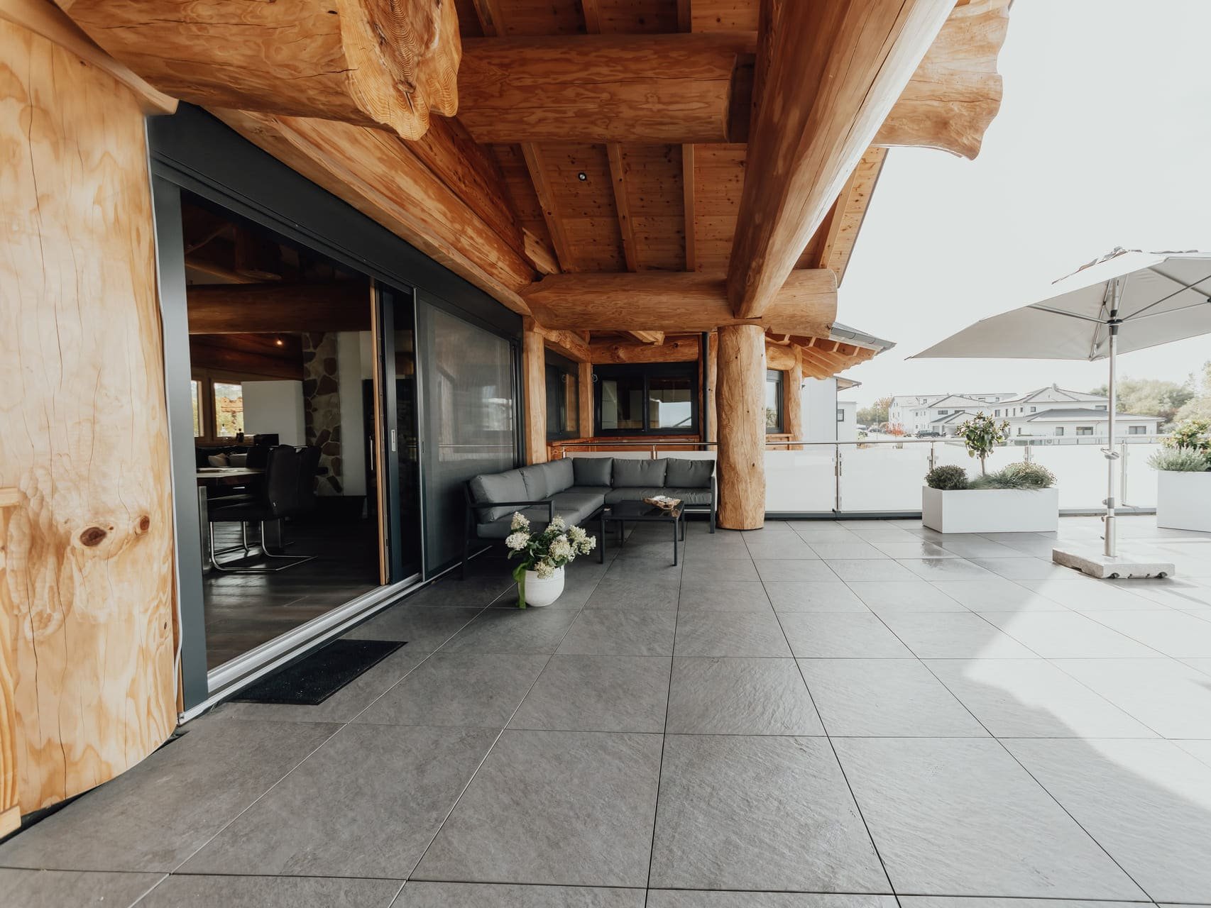 Terrasse eines Blockhauses