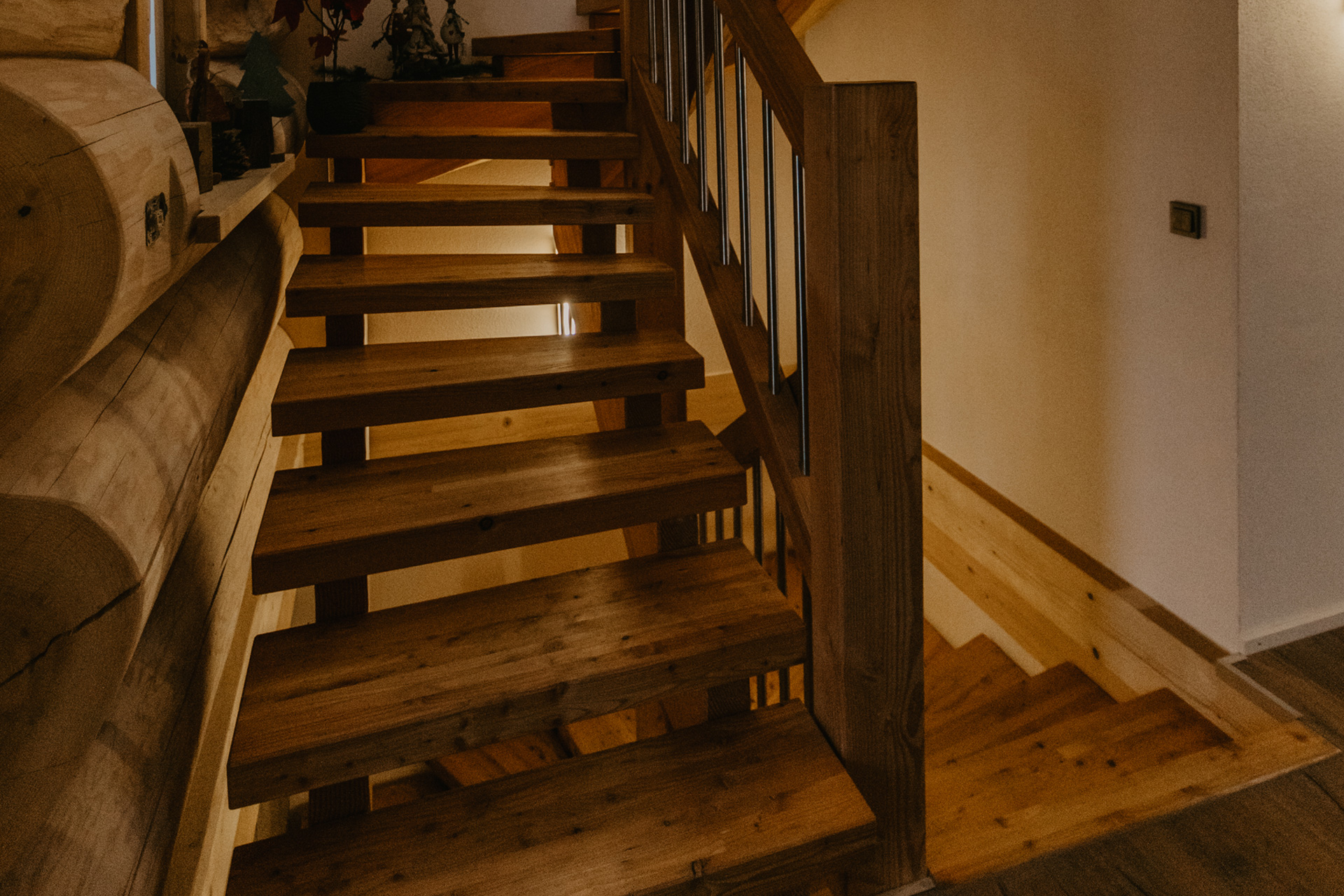 Treppe in den Keller eines Blockhauses