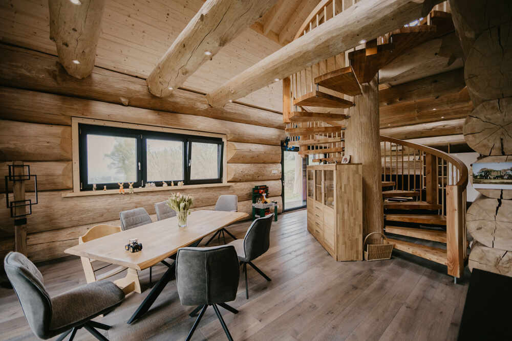 Gemütlicher Wohnraum im Blockhaus