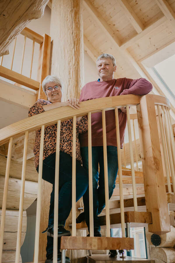 Familie Dreher auf Treppe in Ihrem Blockhaus