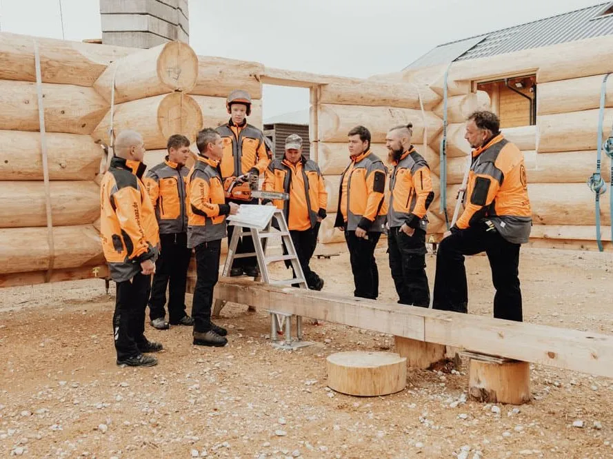 Mitarbeiter auf der Baustelle beim Blockhausbau