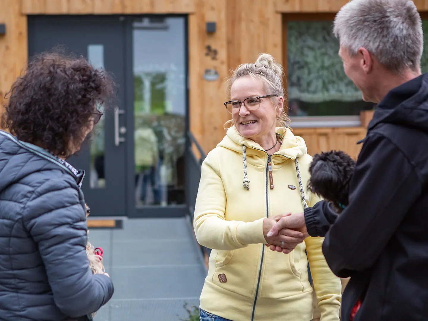 Terminvereinbarung vor Blockhaus