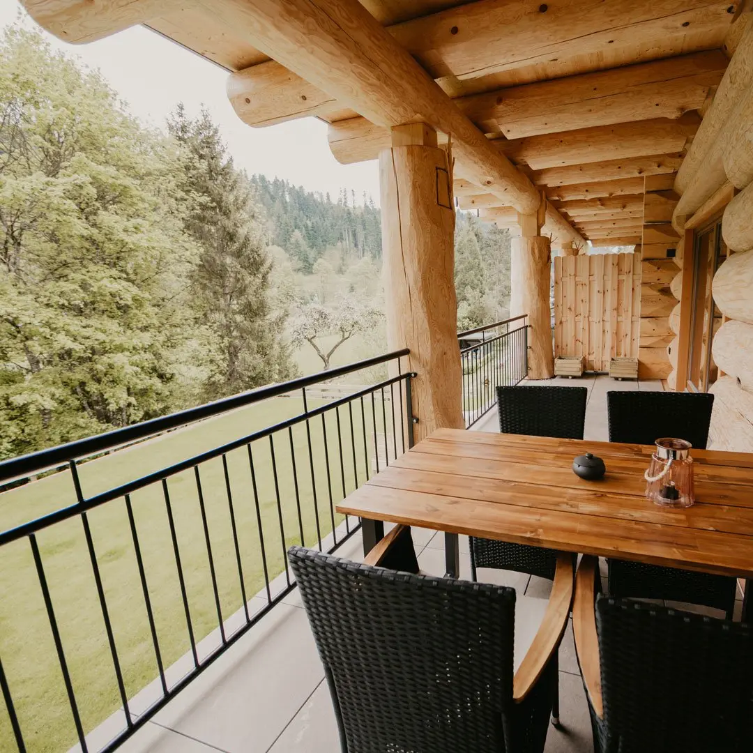 Auf dem Balkon eines Blockhauses