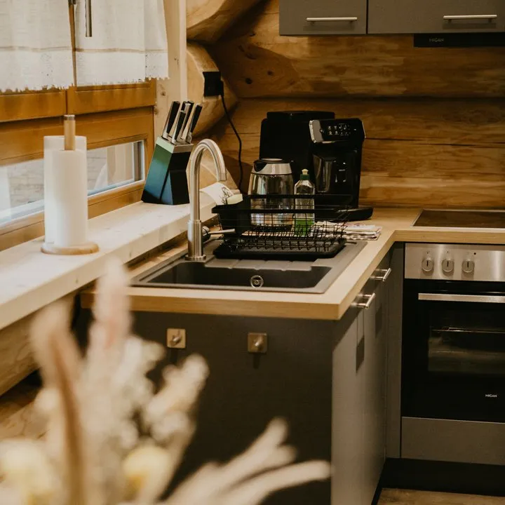 Moderne Küche in einem Blockhaus