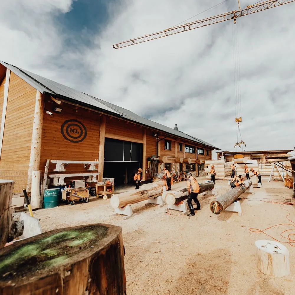 Bearbeitung von Baumstämmen für ein Blockhaus