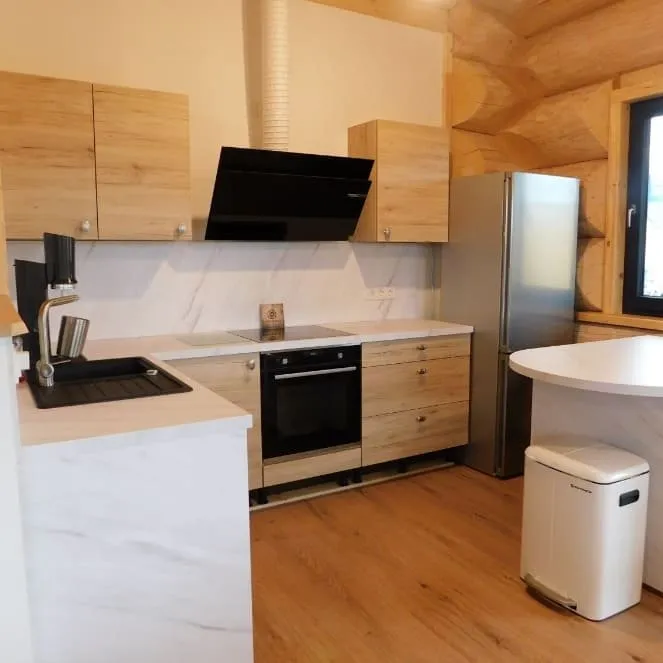 Moderne Küche im Blockhaus
