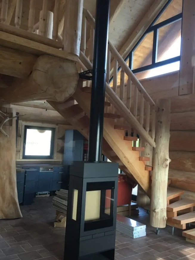 Holzofen im Blockhaus