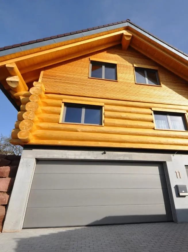 Blockhaus mit Garage