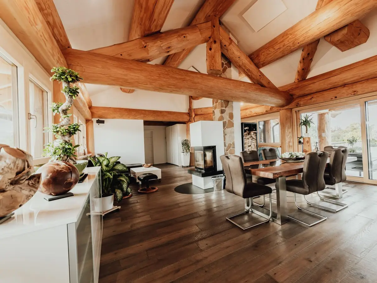 Eingerichtetes Wohnzimmer in einem Naturstammhaus