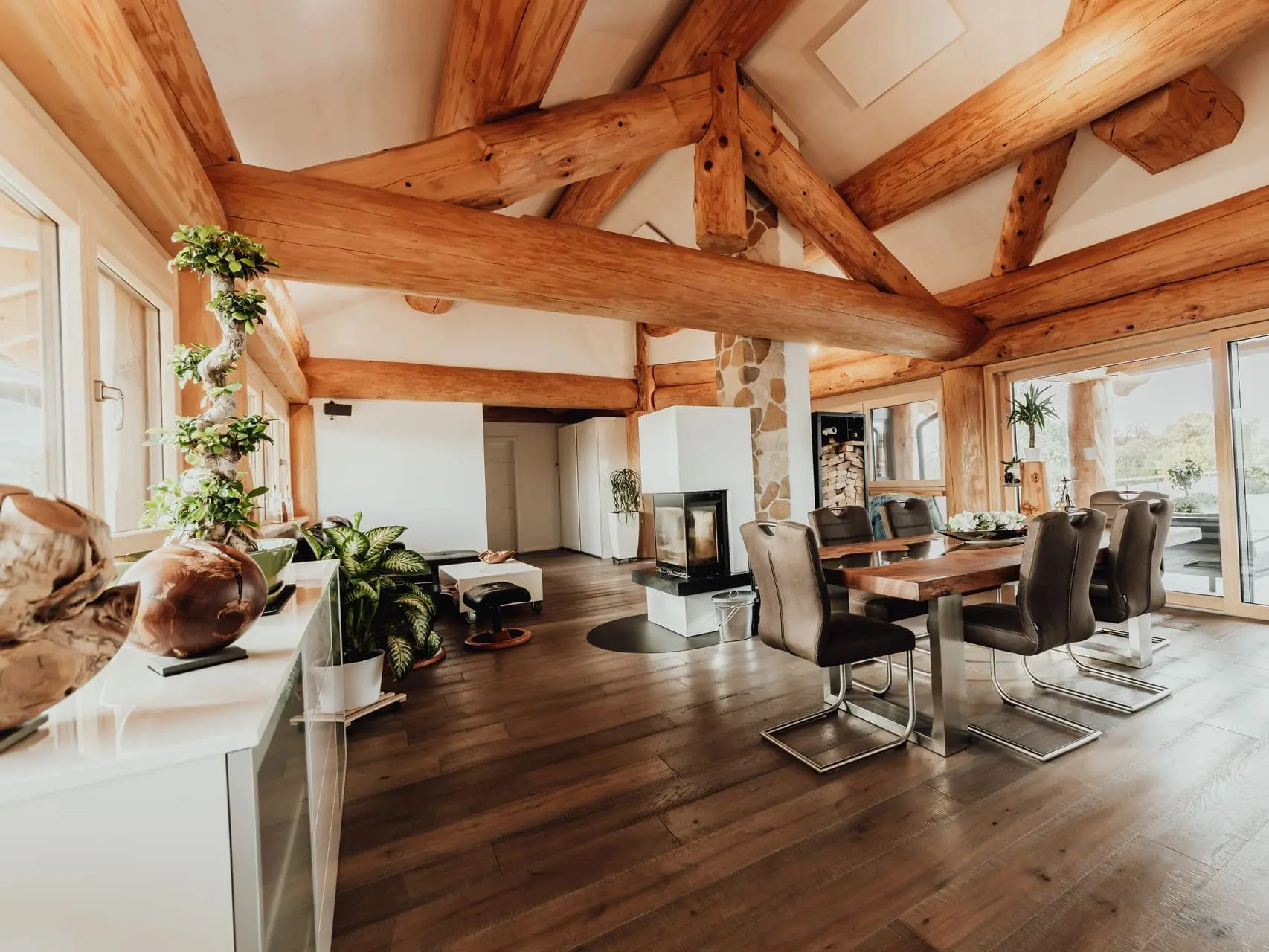 Eingerichtetes Wohnzimmer in einem Naturstammhaus