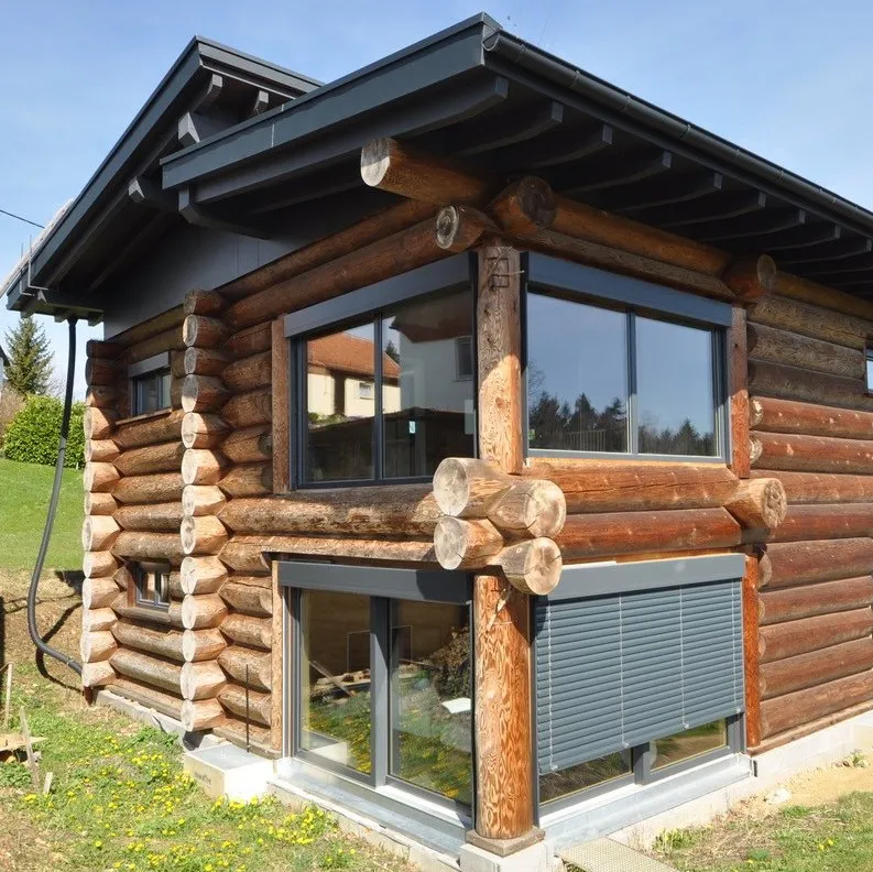 Modernes Blockhaus von außen