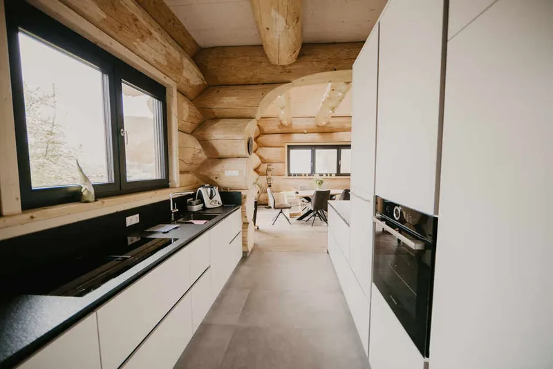 Moderne Küche im Blockhaus