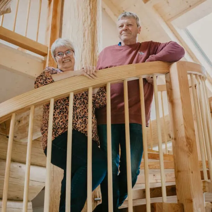 Familie Dreher auf Treppe in Ihrem Blockhaus