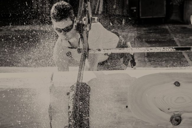 Mitarbeiter beim Blockhausbau