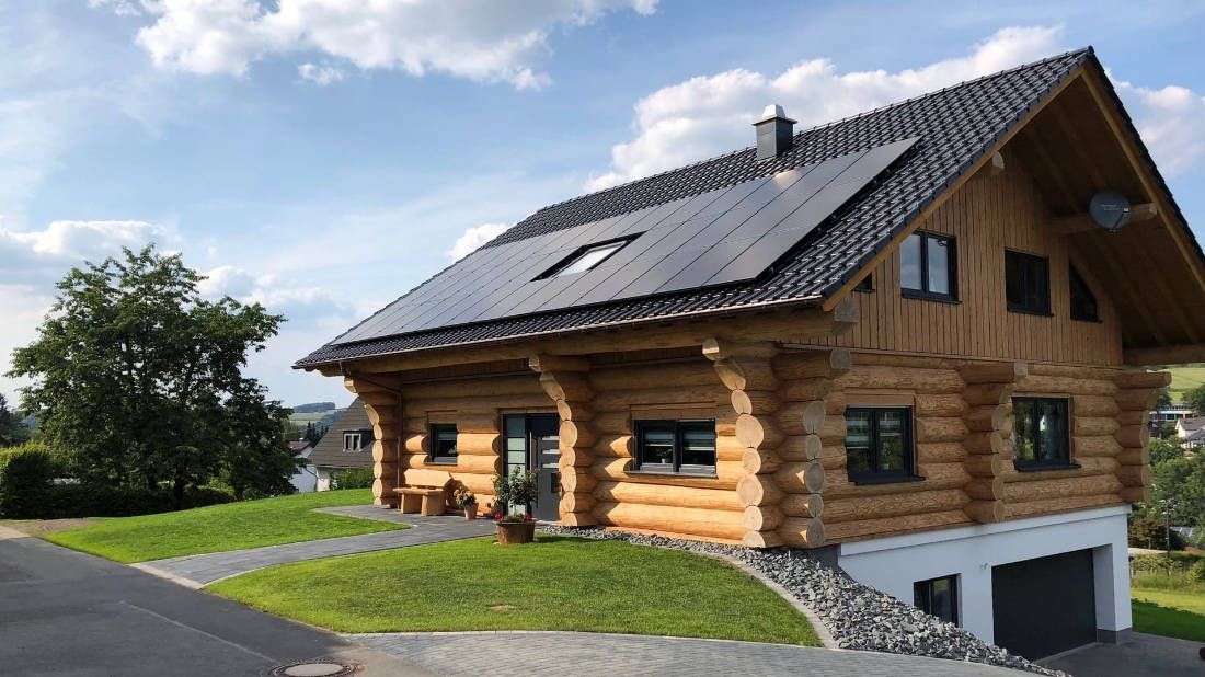 Gepflegtes Naturstammhaus im Frühjahr