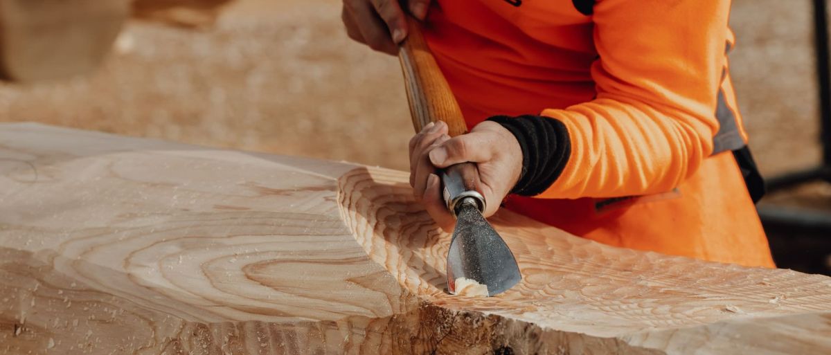 Handwerker bei der Arbeit an einem Blockhaus