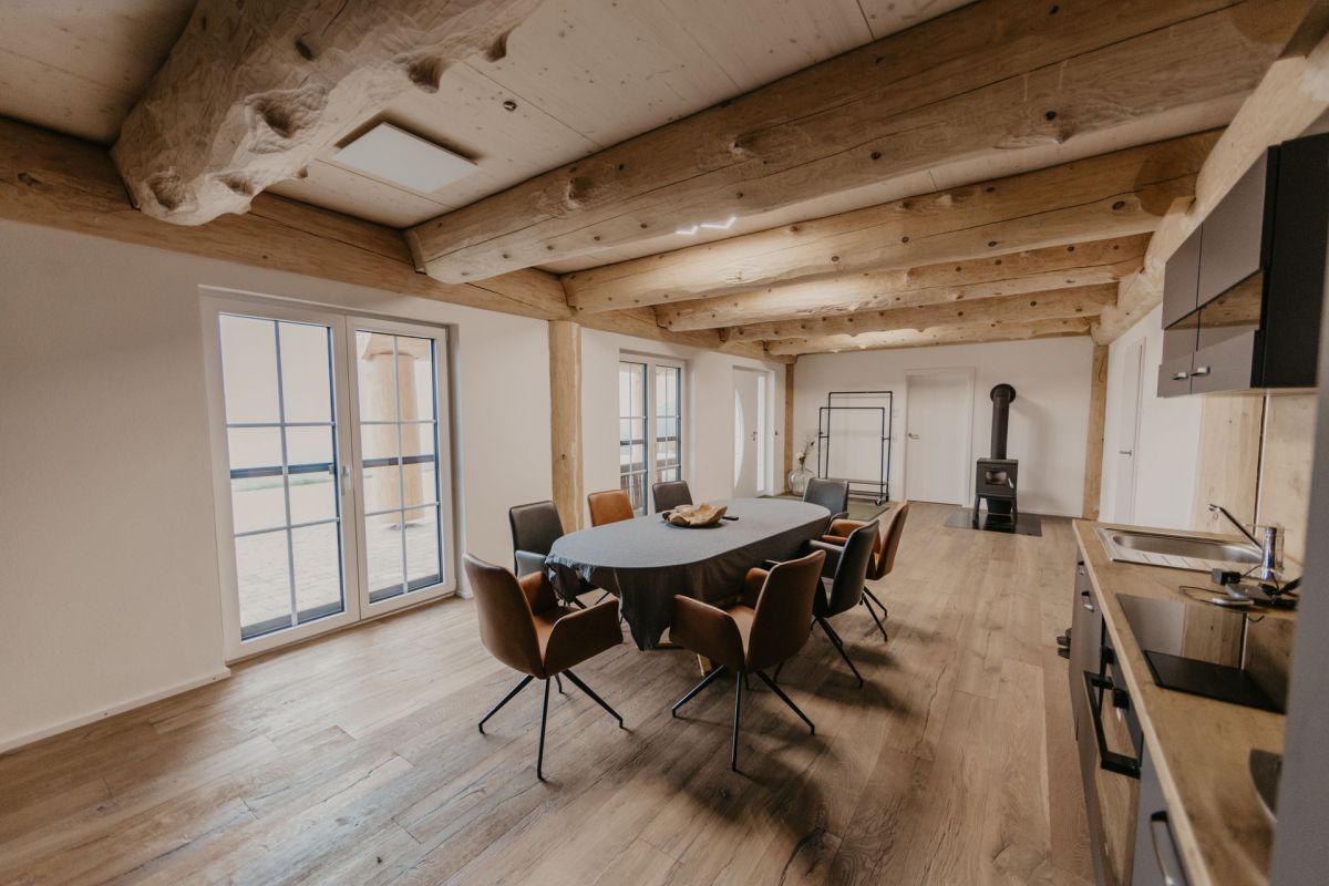 Der Innenausbei eines Blockhauses