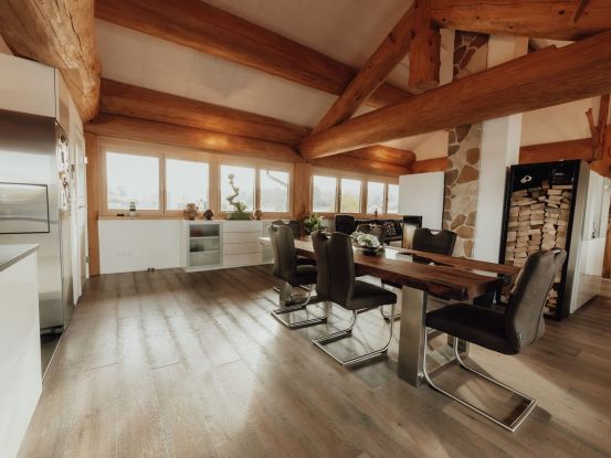 Eingerichtetes Esszimmer in einem Naturstammhaus