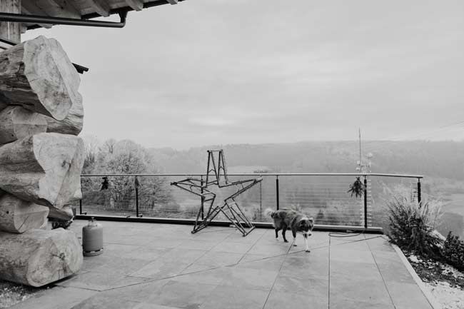 Mitarbeiter mit Säge bei Blockhausbau