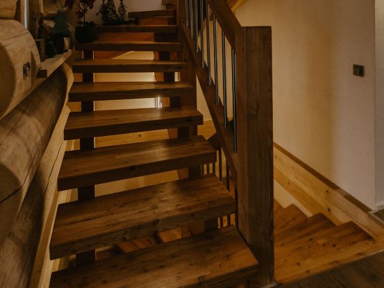 Treppe in den Keller eines Blockhauses