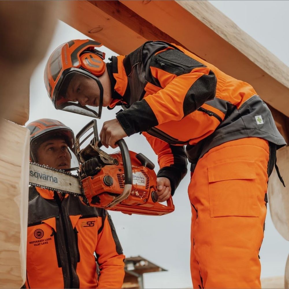 Mitarbeiter beim Aussägen des Fensters