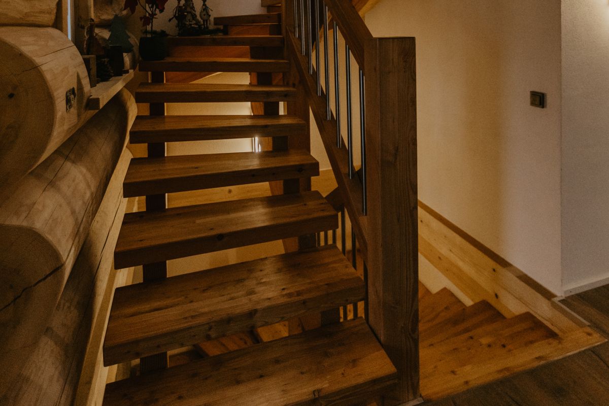 Treppe in den Keller eines Blockhauses