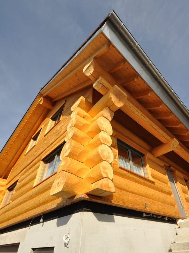 Baugenehmigung und rechtliche Aspekte für Naturstammhäuser - Abbildung eines Hausecks von außen