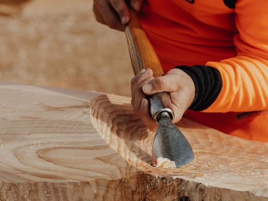 Handwerker bei der Arbeit an einem Blockhaus