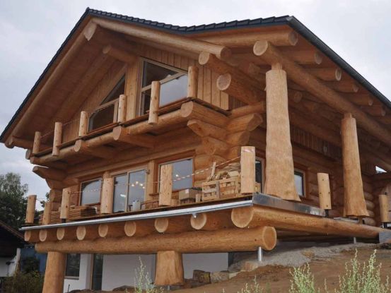 Verbindungstechniken bei einem Blockhaus