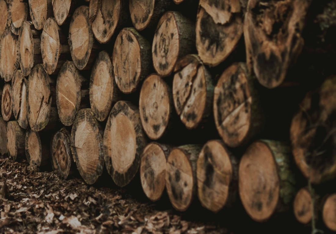 Bauholz aufeinandergestapelt