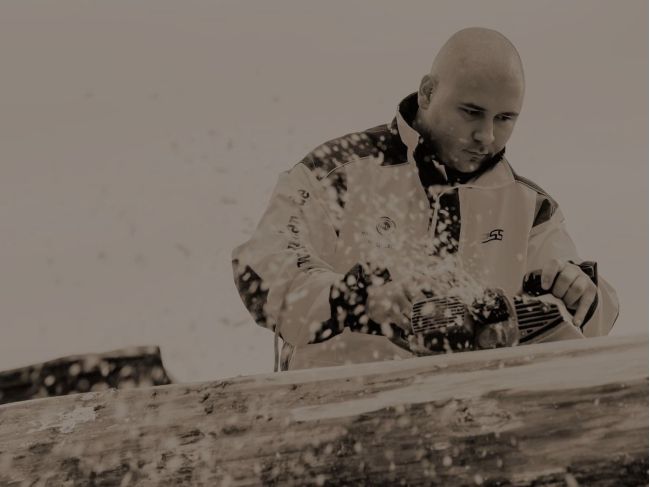 Mitarbeiter beim Blockhausbau